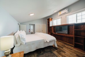 3 bedrooms, desk, free WiFi, bed sheets