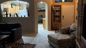 Télévision, cheminée, lecteur de DVD, imprimantes