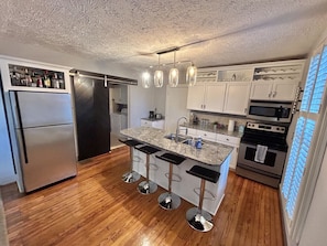 Jääkaappi, mikroaaltouuni, uuni, liesi