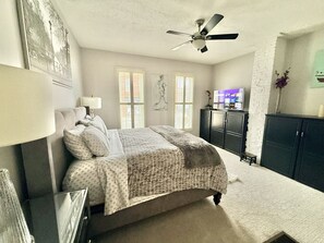 2 bedrooms, iron/ironing board, travel cot, free WiFi - Downtown House w/King Bed-Parking-Bars-Restaurants (Indianapolis)