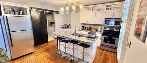 Kjøleskap, mikrobølgeovn, ovn og kokeplater