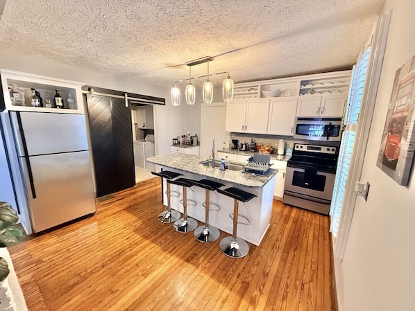 Kjøleskap, mikrobølgeovn, ovn og kokeplater