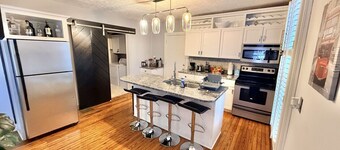 Downtown House w/King Bed-Parking-Bars-Restaurants