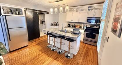 Downtown House w/King Bed-Parking-Bars-Restaurants