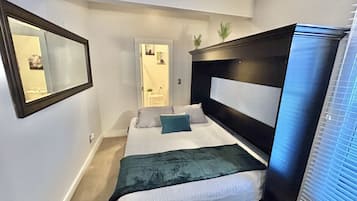 2 slaapkamers, een strijkplank/strijkijzer, reisbedje, gratis wifi