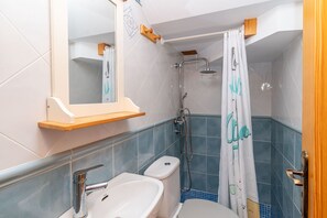 Secador de cabelo, toalhas de banho