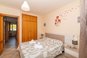 3 bedrooms, iron/ironing board, free WiFi, bed sheets