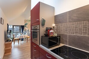 Refrigerador, microondas, horno y cafetera y tetera