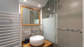 SĂšche-cheveux, serviettes fournies