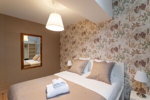 1 habitación, tabla de planchar con plancha, wifi gratis y ropa de cama