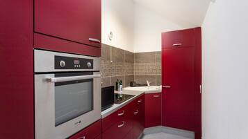 Réfrigérateur, micro-ondes, four, cafetiÚre/bouilloire