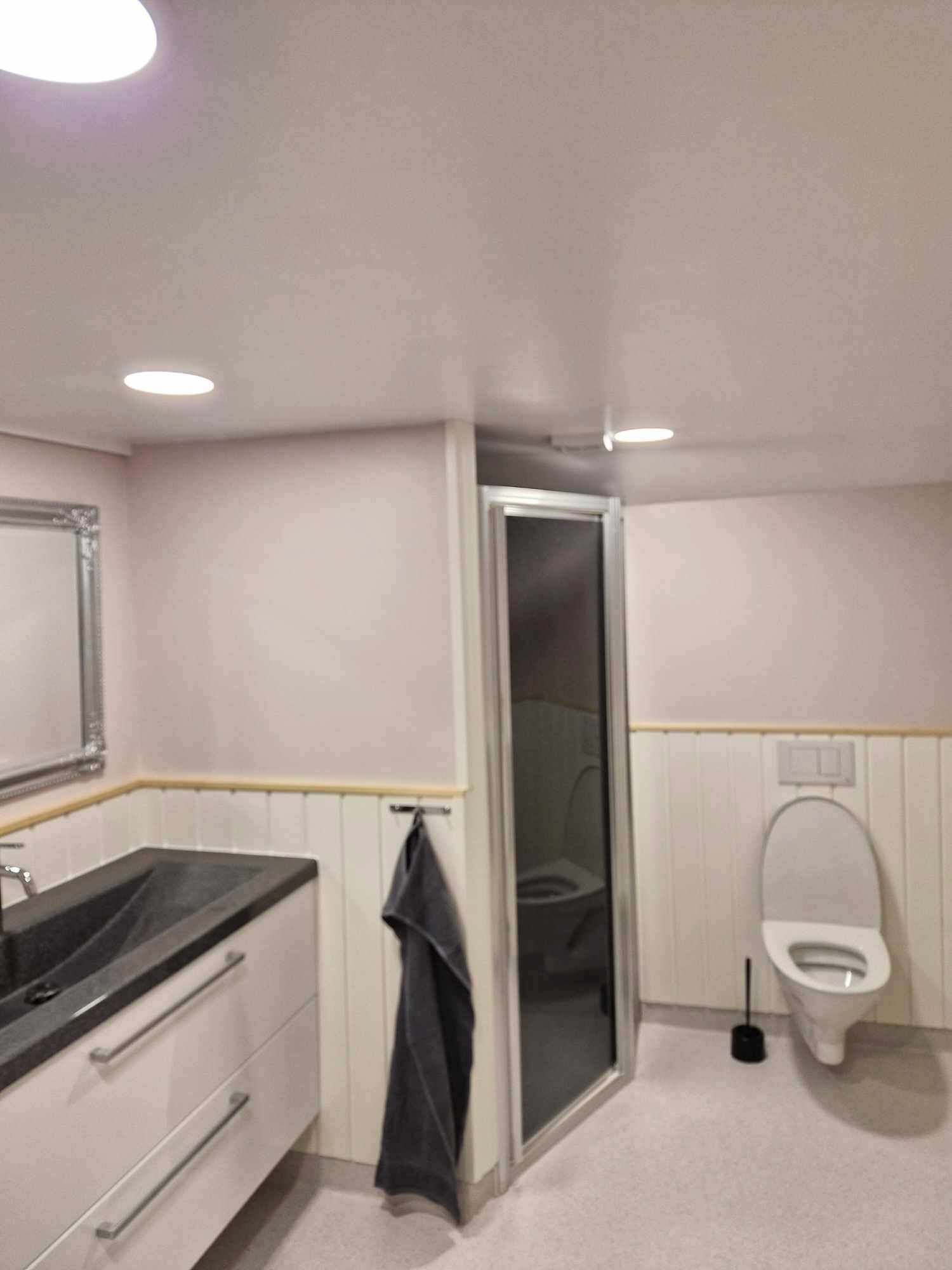 Een douche, een haardroger, handdoeken, zeep