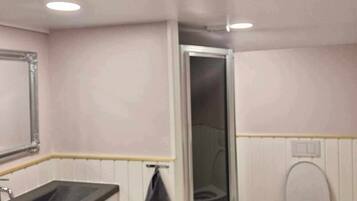 Een douche, een haardroger, handdoeken, zeep