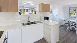 Frigorífico, microondas, horno y placa de cocina