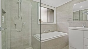 Shower, hair dryer, towels - Aqua Breeze by Experience Jervis Bay (Vincentia)