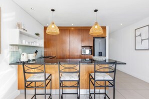 Réfrigérateur, four à micro-ondes, un four, surface de cuisson