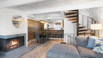 Smart TV, fireplace