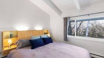 3 bedrooms, iron/ironing board, travel crib, free WiFi
