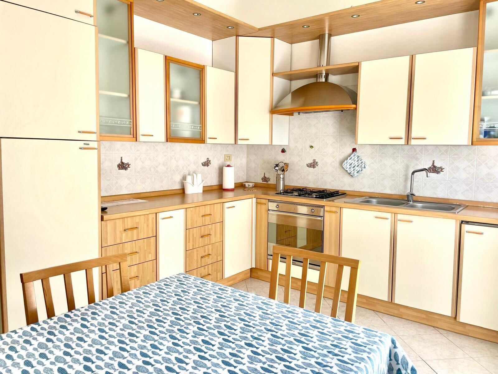 Frigorifero, microonde, forno, piano cottura