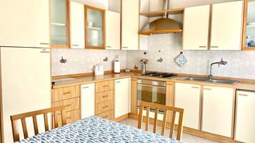 Frigorifero, microonde, forno, piano cottura