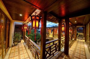 Property grounds - Qiyu Yijingwan Inn (Lijiang)