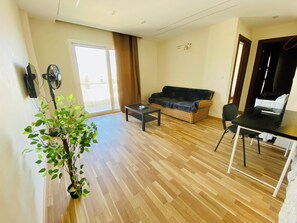 مكتب ومساحة عمل للكمبيوتر المحمول وواي فاي مجانًا