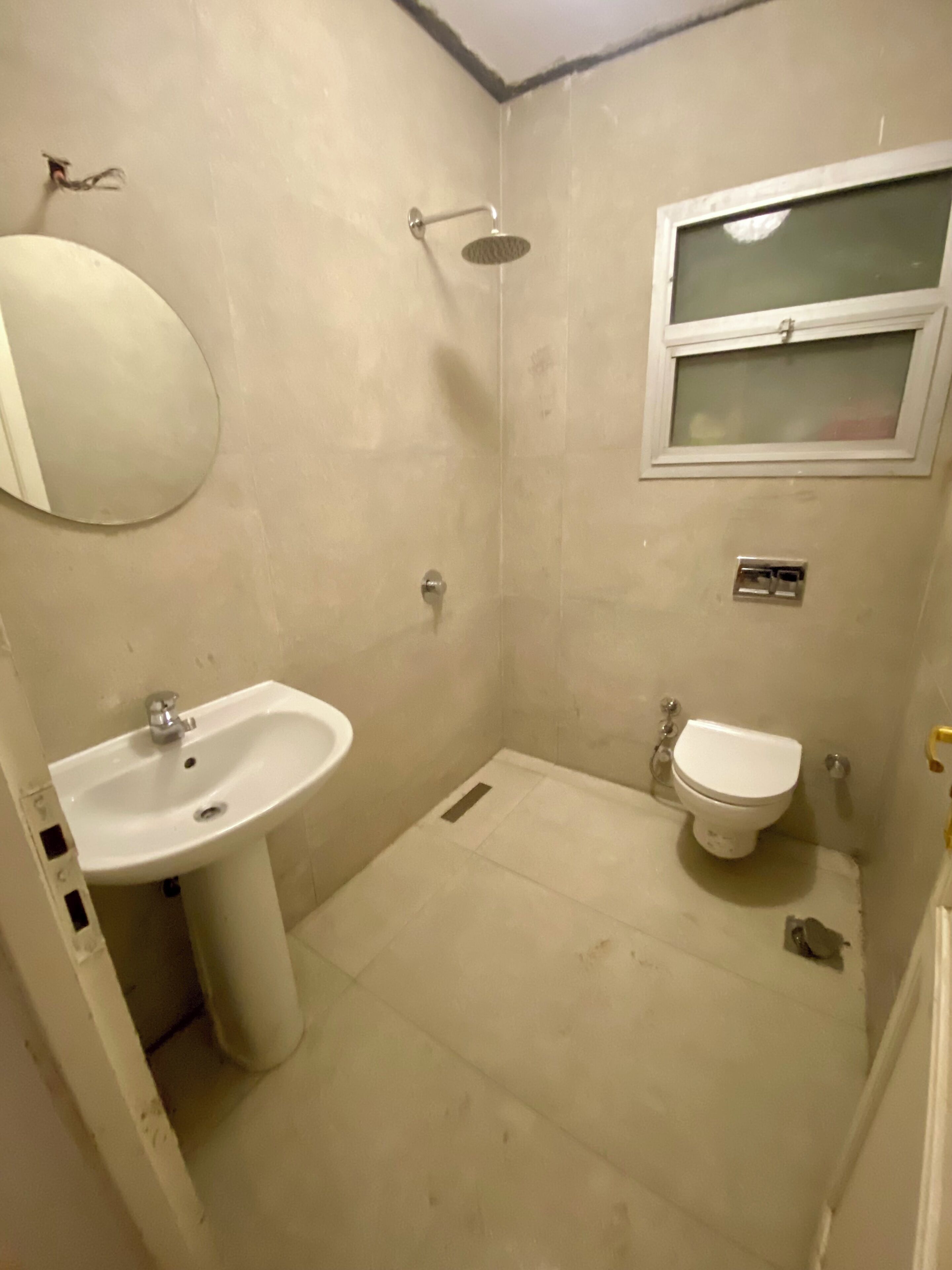 Douche, articles de toilette gratuits, sèche-cheveux, savon