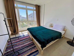 مكتب ومساحة عمل للكمبيوتر المحمول وواي فاي مجانًا