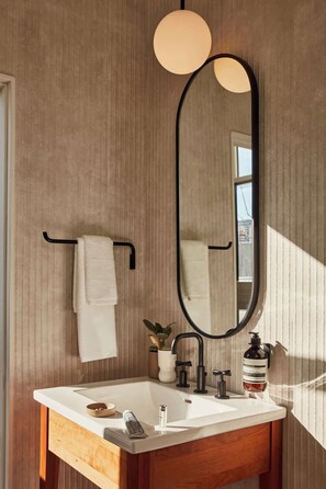 Shower, hair dryer, towels - Arch Major Two Bedroom Deluxe King + King Suite (Philadelphia)