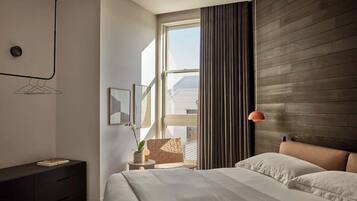 Tabla de planchar con plancha, wifi y ropa de cama