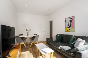 Departamento, 2 habitaciones | Área de sala de estar | Televisión de pantalla plana 