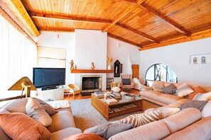 Comfort villa, meerdere slaapkamers | Woonruimte | Flatscreentelevisie