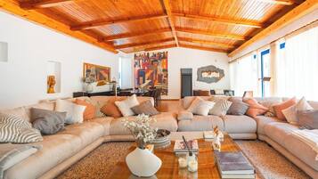 Comfort villa, meerdere slaapkamers | Woonruimte | Flatscreentelevisie