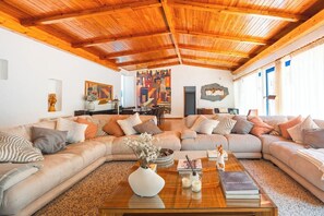 Comfort villa, meerdere slaapkamers | Woonruimte | Flatscreentelevisie