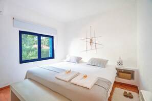 Comfort Villa, Multiple Bedrooms | 6 bedrooms, iron/ironing board, free WiFi - Family Paradise: Exquisite Retreat For Holidays (Abrantes)