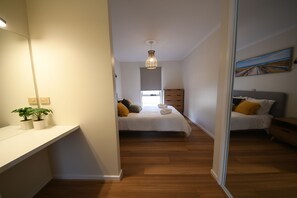 2 bedrooms, desk, iron/ironing board, free WiFi - A light filled haven (Portland)