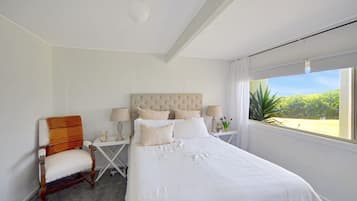 3 bedrooms, desk, bed sheets