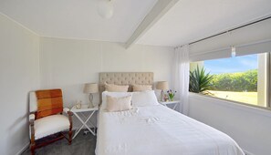 3 bedrooms, desk, bed sheets