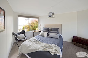 3 bedrooms, desk, bed sheets