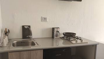 Geladeira, cooktop, cafeteira/chaleira