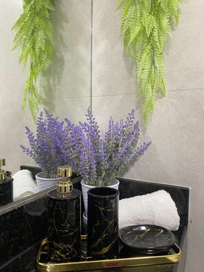 Studio – comfort, 1. etasje | Bad | Dusj, håndklær, såpe og toalettpapir