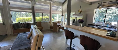 TV connectée, livres, écrans d'ordinateur