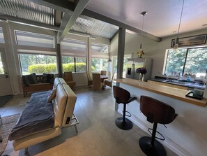 Smart TV, libros y monitor de computadora 