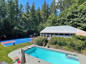 Outdoor pool, a heated pool - Countryside pet-friendly bungalow with a pool, just 20 minutes from Portland (West Linn)