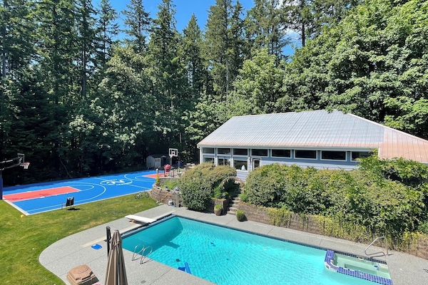 This photo of the guest house bungalow is taken from the roof of the main house.