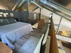 2 bedrooms, desk, iron/ironing board, travel cot - Countryside pet-friendly bungalow with a pool, just 20 minutes from Portland (West Linn)