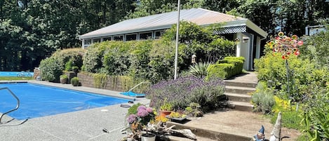 Alberca al aire libre y alberca climatizada