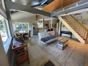 Smart TV, books, computer monitors - Countryside pet-friendly bungalow with a pool, just 20 minutes from Portland (West Linn)