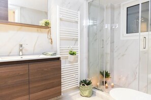Douche, séchoir à cheveux, serviettes fournies, savon