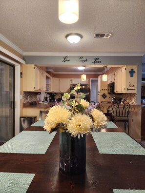Dining - Valparaiso Oasis HotTub, Near Destin Beaches & Outdoor Fun. Great for Families. (Valparaiso)